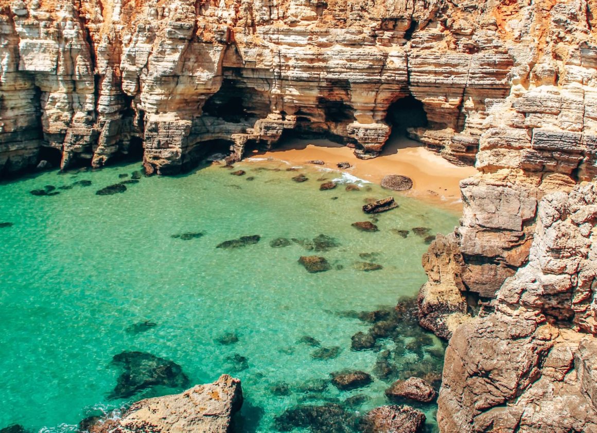 Acantilados en una playa de Portugal de agua turquesa