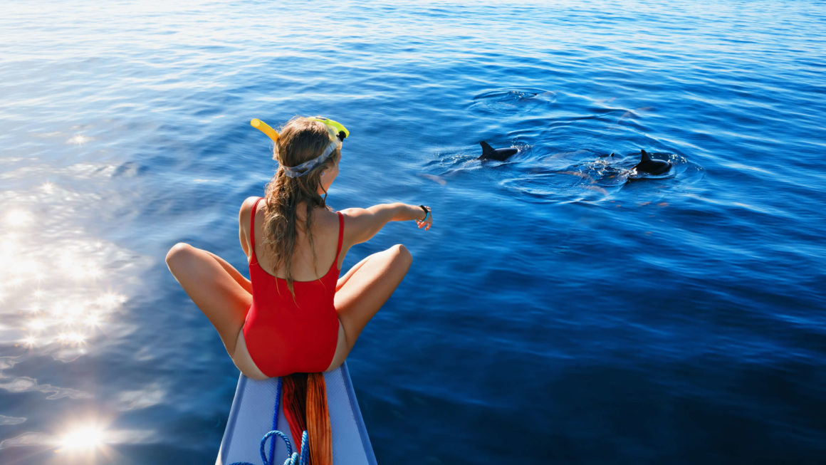 una niña navegando por Ibiza