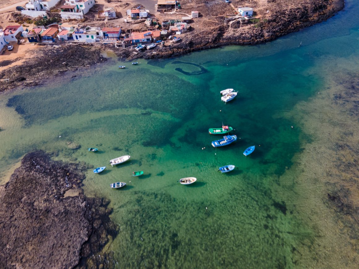 Cposta de Corralejo, con aguas verdes, una de las mejores playas de Fuerteventura