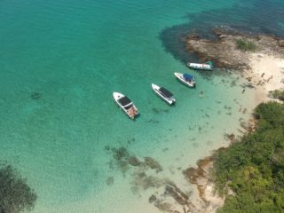 barcos fondeados en una de las playas de Angra dos Reisplayas de