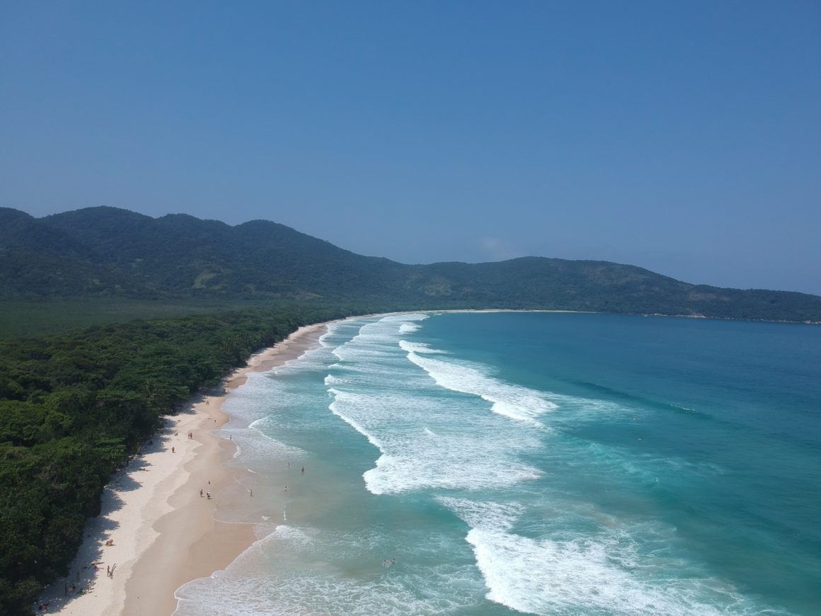 La larga playa de Lopes Mendes, en Angra dos Reis, contrasta con la densa vegetación de la costa.