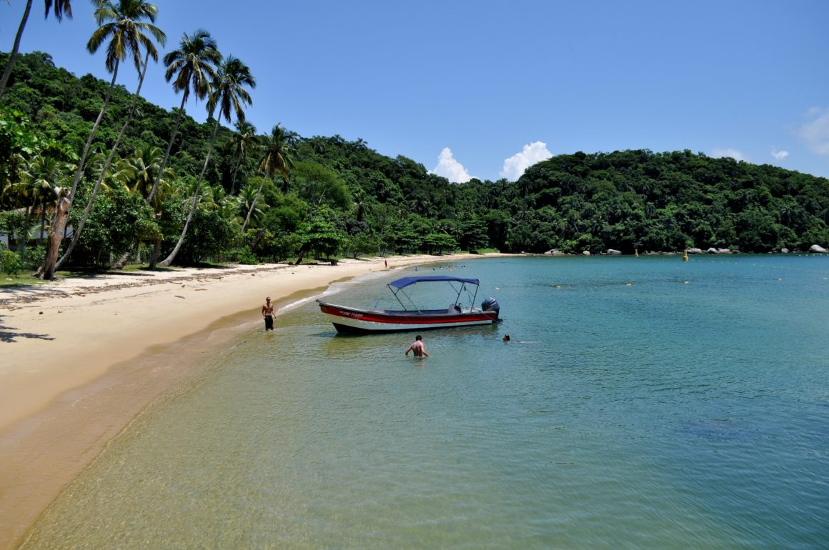 Playa al sur de Río de Janeiro. Un barco fondea en la orilla que contrasta con la vegetación de Mata Atlántica.