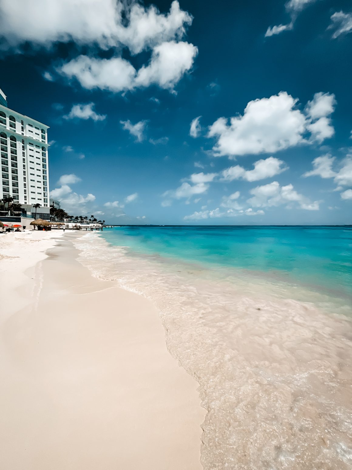 Playa en Cancún de arena blanca y agua de color turquesa. 