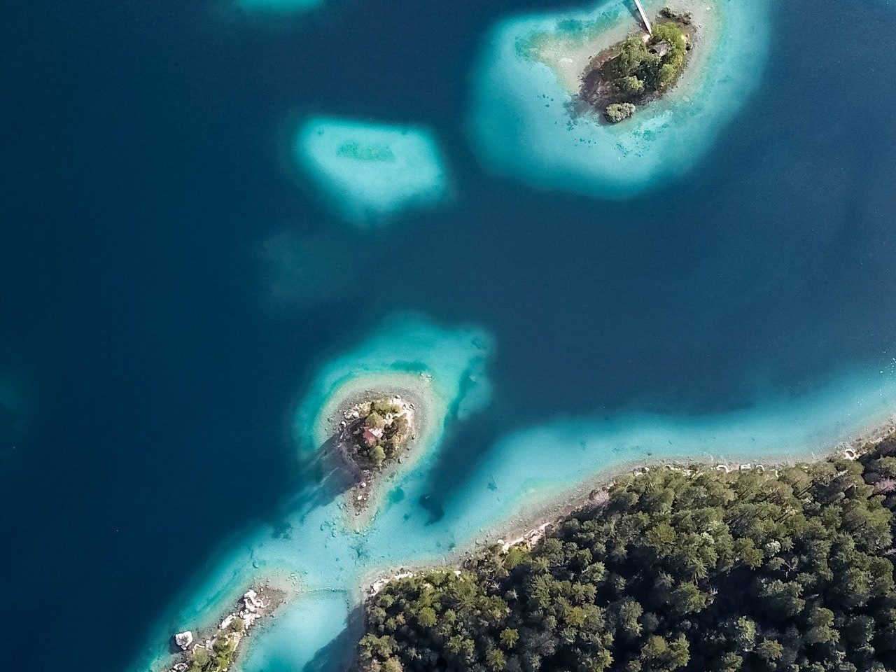 Pequeñas islas en las Bahamas, se puede ver el océano azul entre ellas. 
