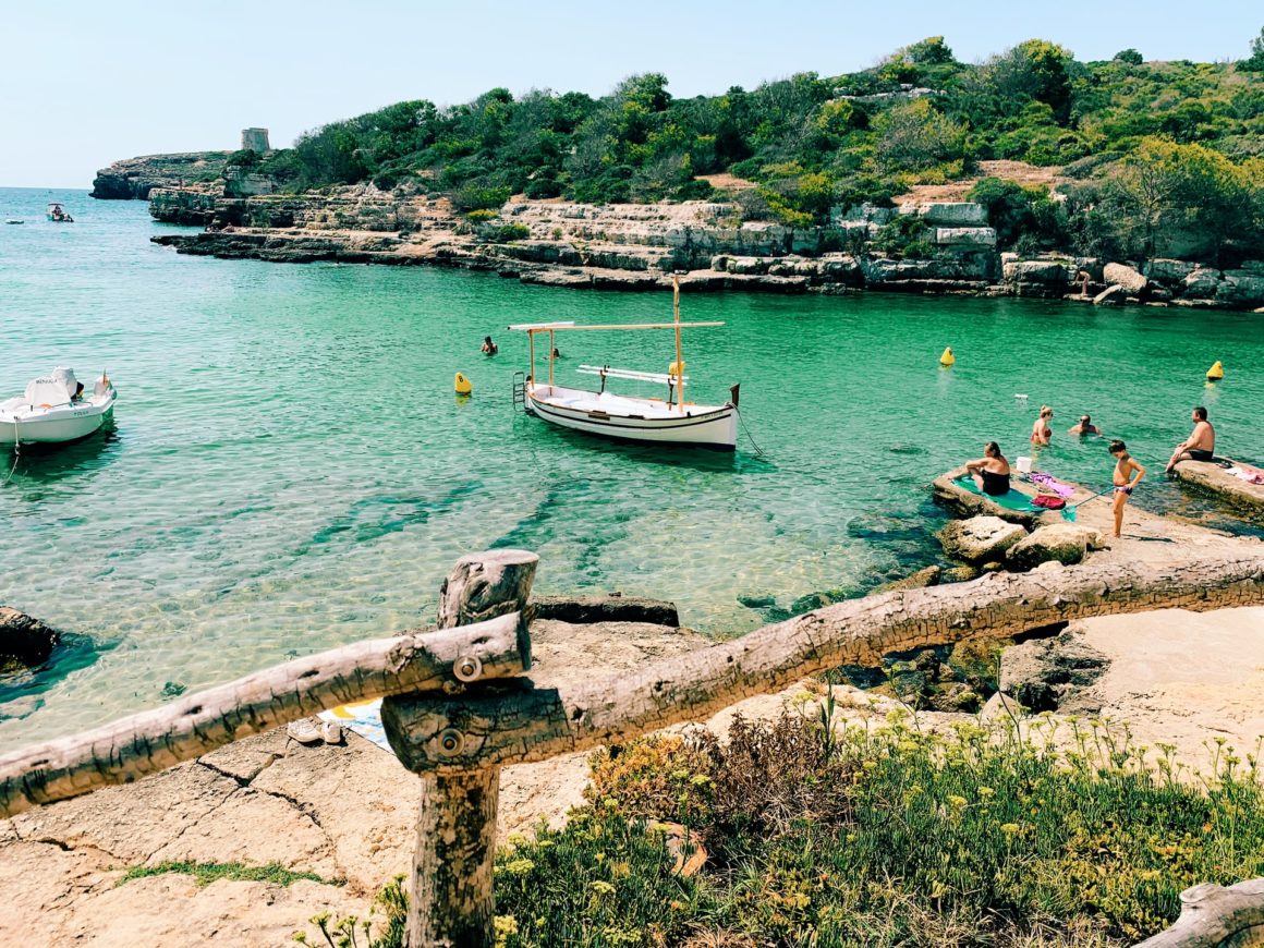 Barco llaüt fondeado en Menorca