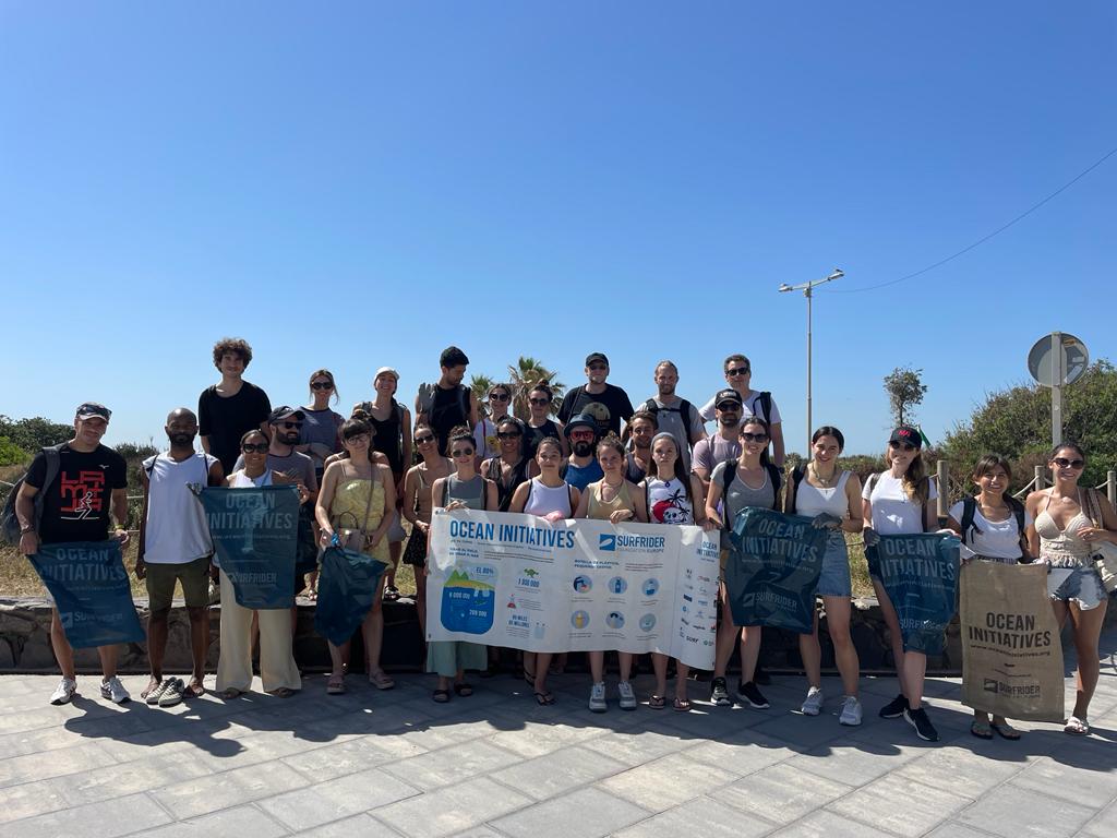 Grupo de voluntarios de Ocean Initiatives tras la recogida de basura y limpieza de la playa