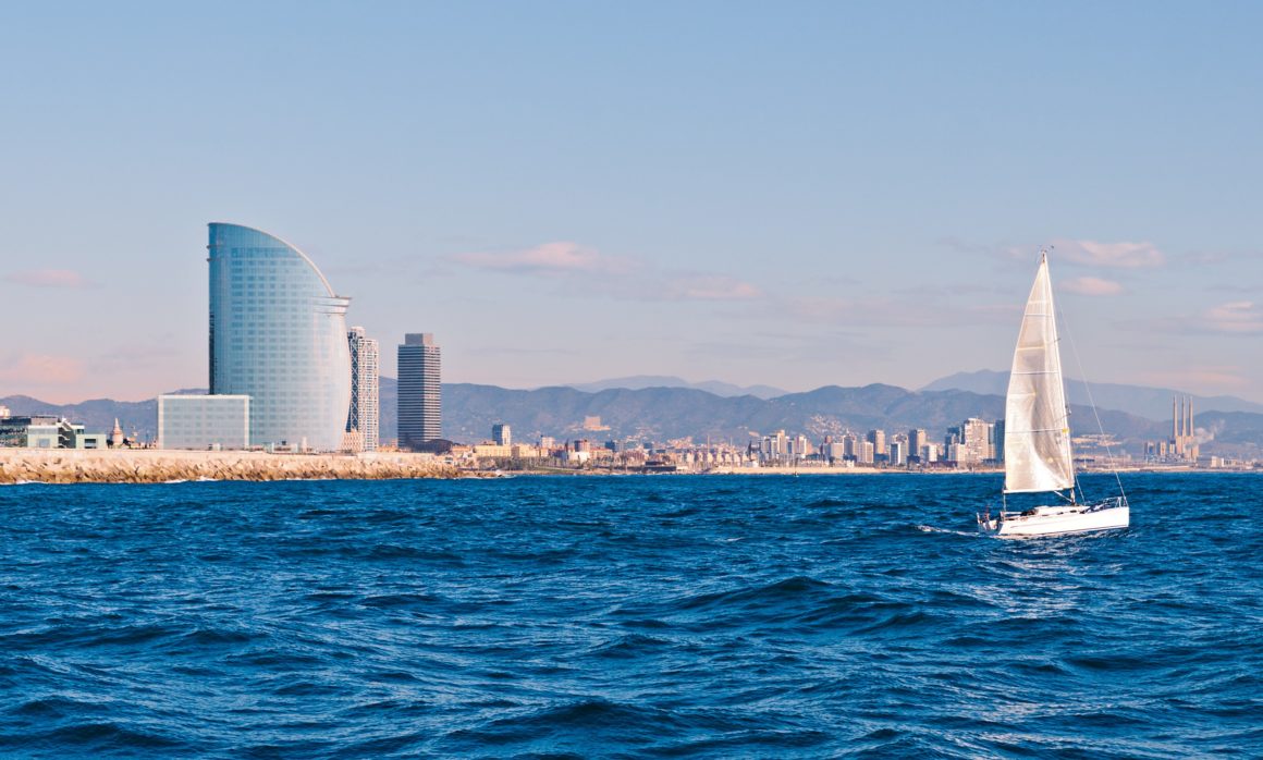 Velero navegando por el puerto de Barcelona