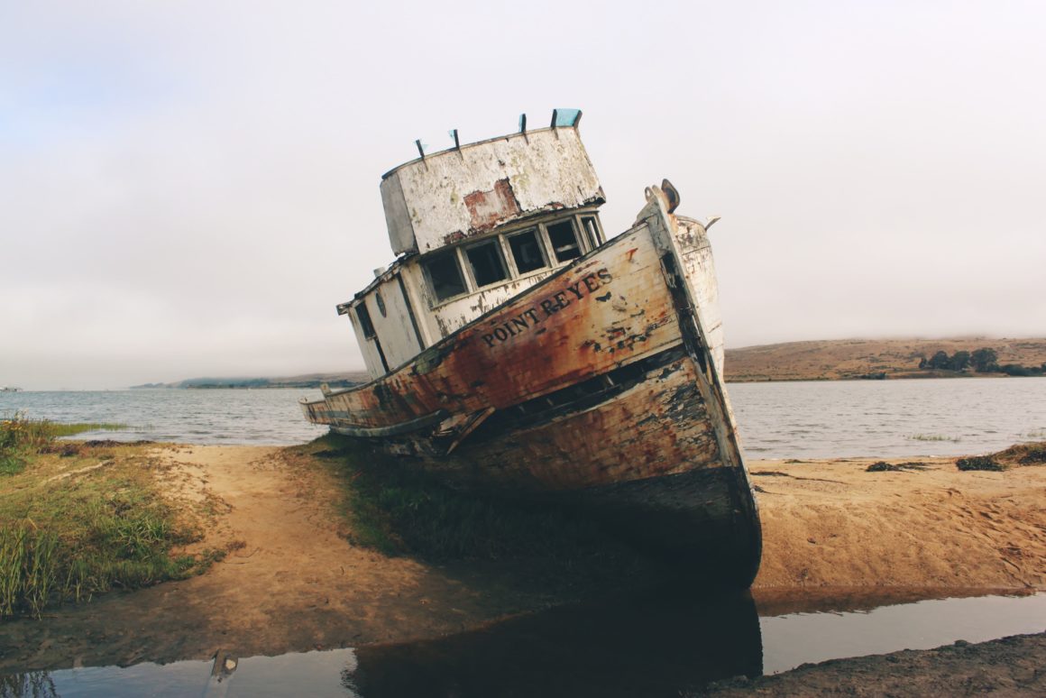 Reparación de barcos: barco abandonado en la arena