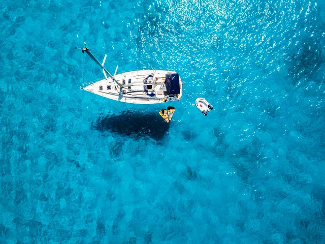Velero para hacer turismo en las aguas cristalinas de Formentera
