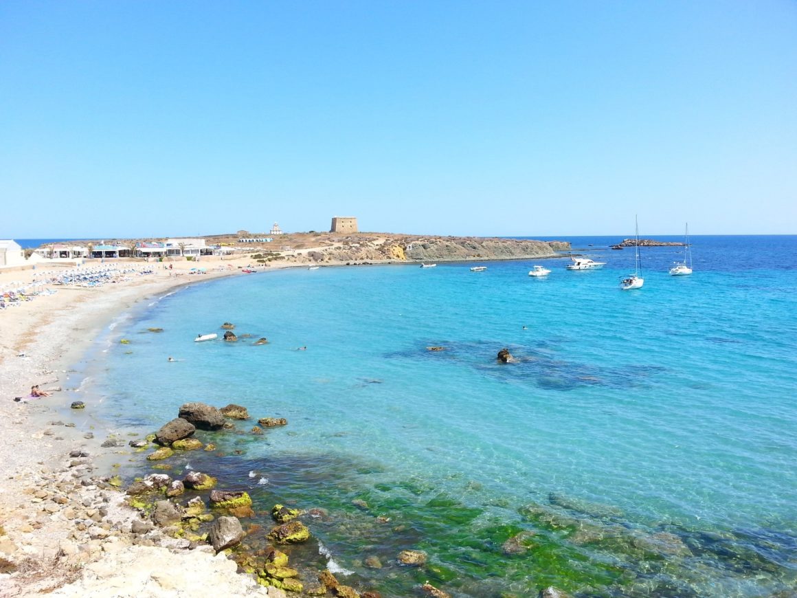 Playa de Tabarca, es la playa principal de la isla de Tabarca, sus  aguas son cristalinas y encontramos varios barcos fondeando en su costa, en frente de la Torre de San José.