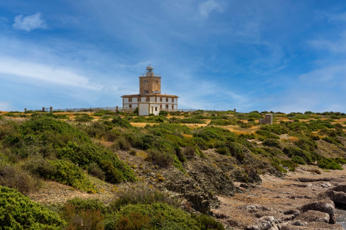 El Faro de Tabarca, se encuentra en el norte de la Isla de Tabarca y es uno de los puntos más latos de la isla.