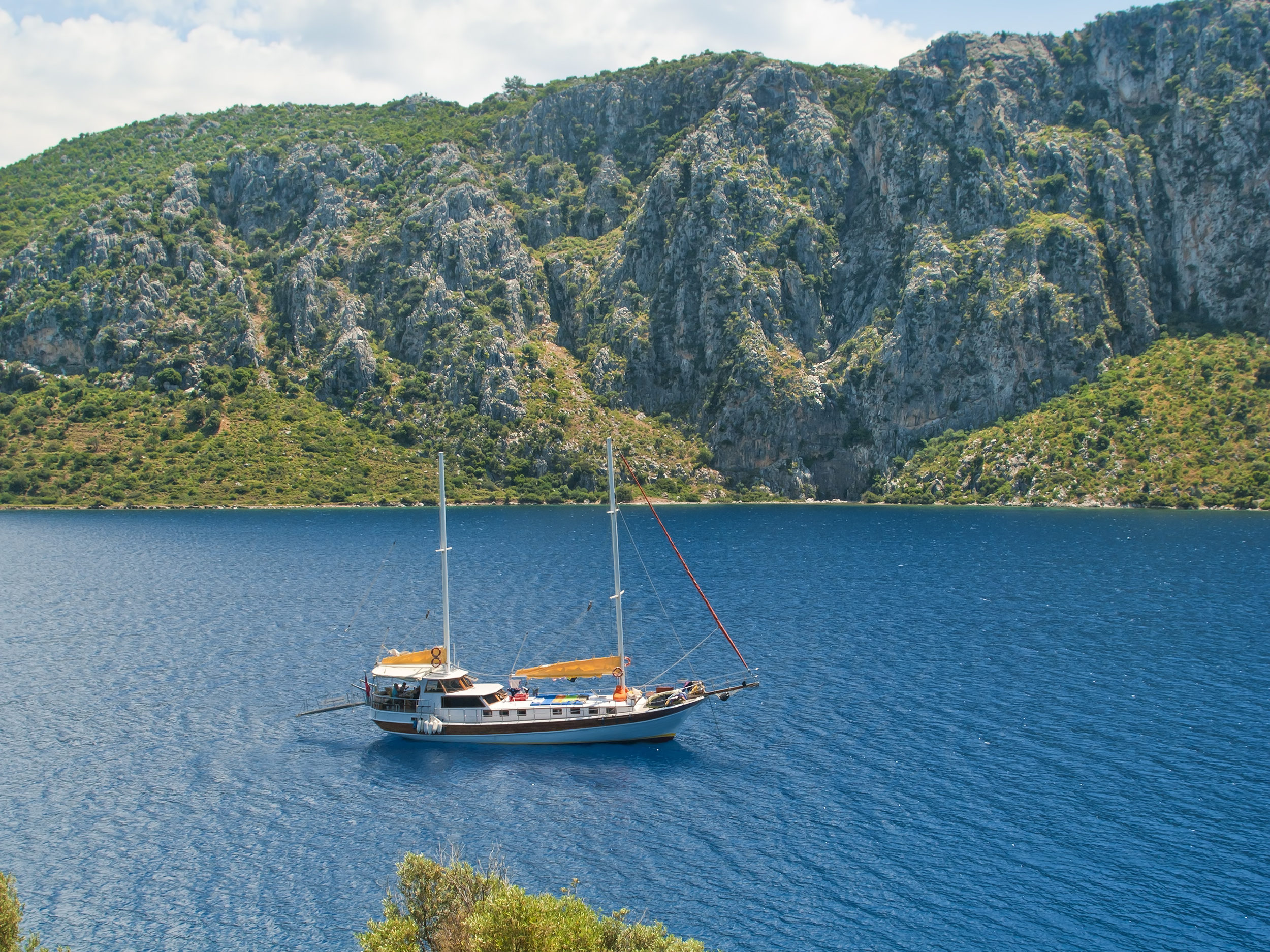 Goleta blanca en la bahía de Hisaronu, en el mar Egeo, cerca de la isla Camelia, en un día soleado, Turquía.