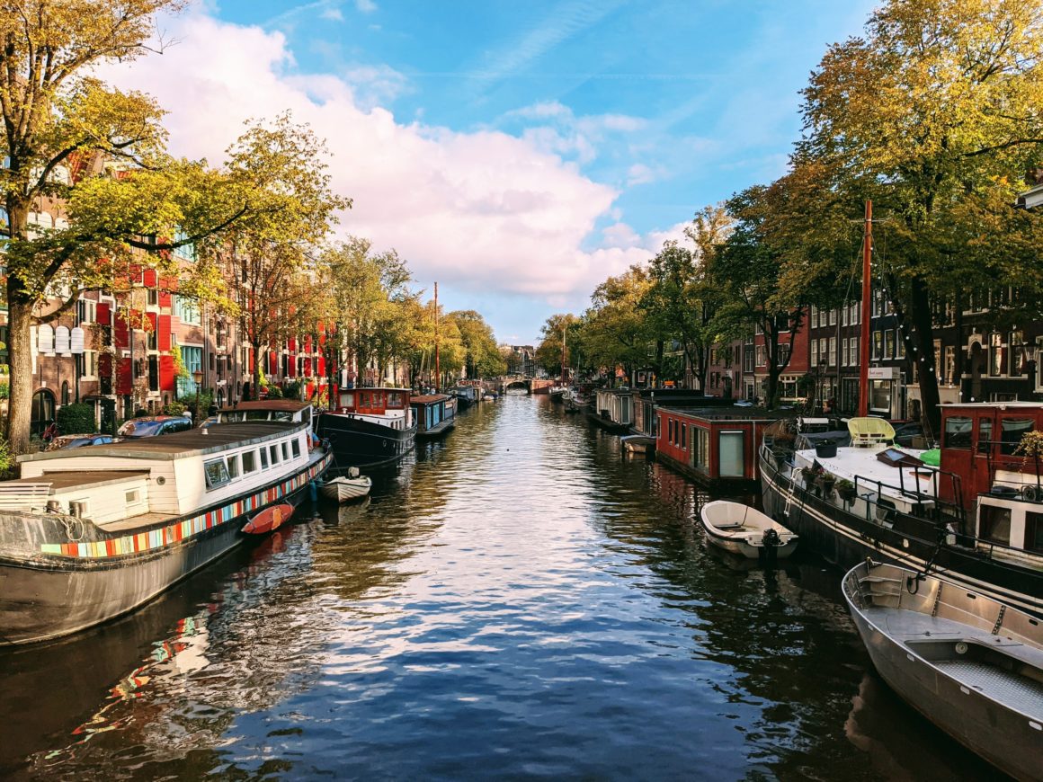Casas flotantes en el canal de Amsterdam