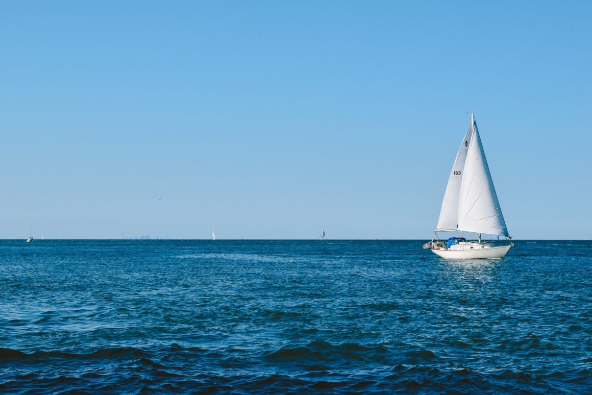 Imagen que muestra un velero en alta mar
