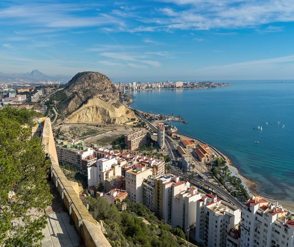 Descubre la Costa Blanca gracias a tu alquiler de barco en Alicante