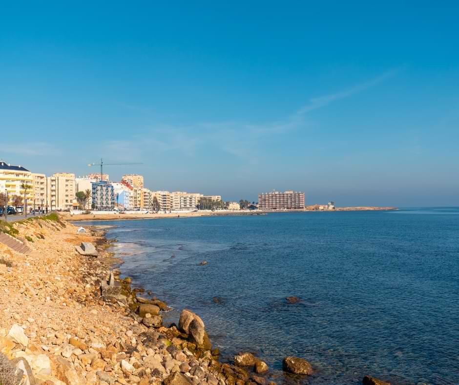 Explora la Costa Blanca con tu alquiler de barco en Alicante