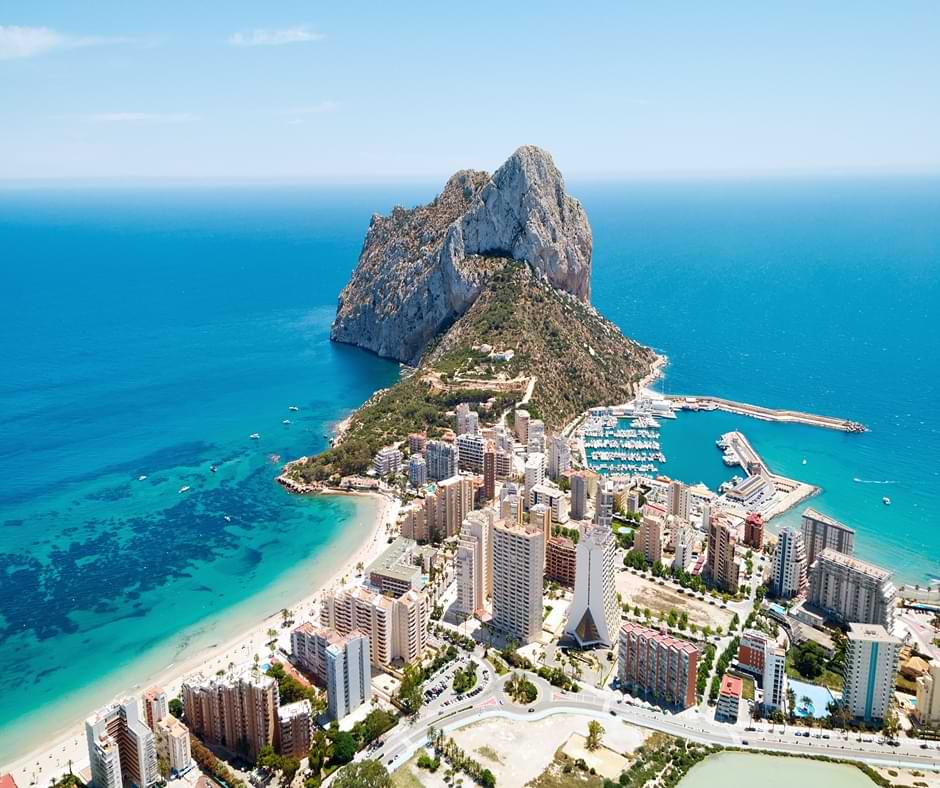 Vista sobre Calpe y sus aguas turquesas