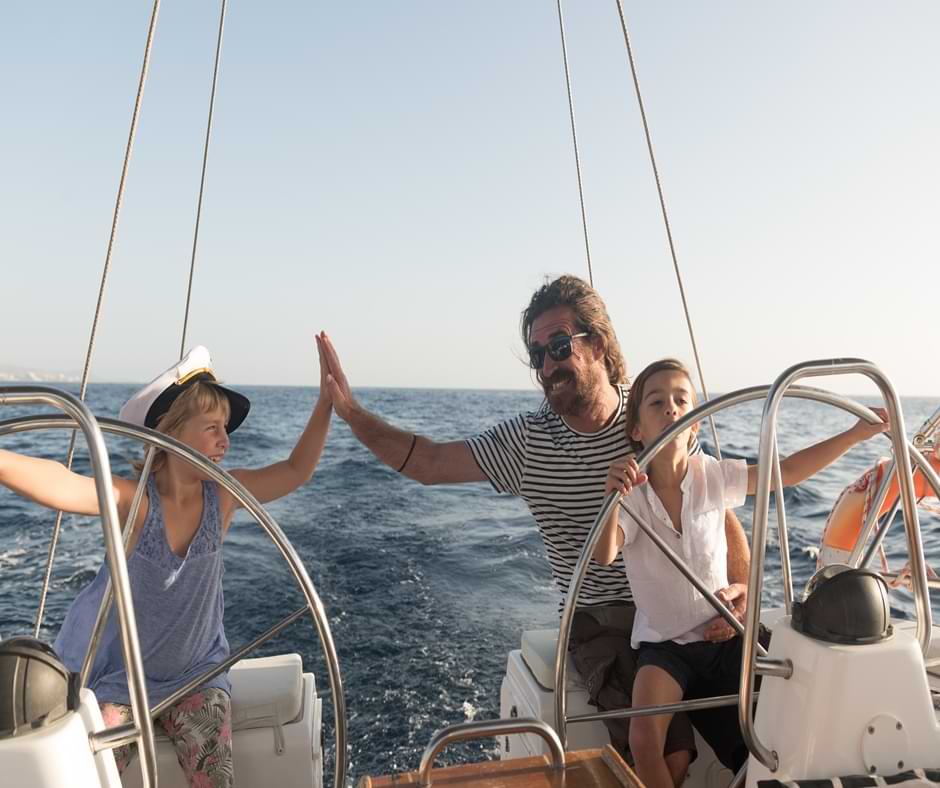 Familia en su alquiler de barco en Alicante