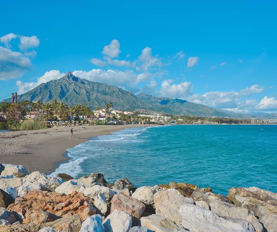 Visita la costa de Marbella con tu alquiler de barco en Málaga