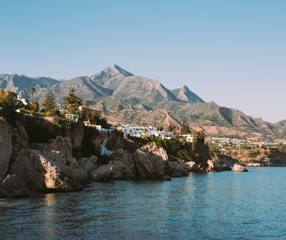 Descubre Nerja desde tu barco de alquiler en Málaga
