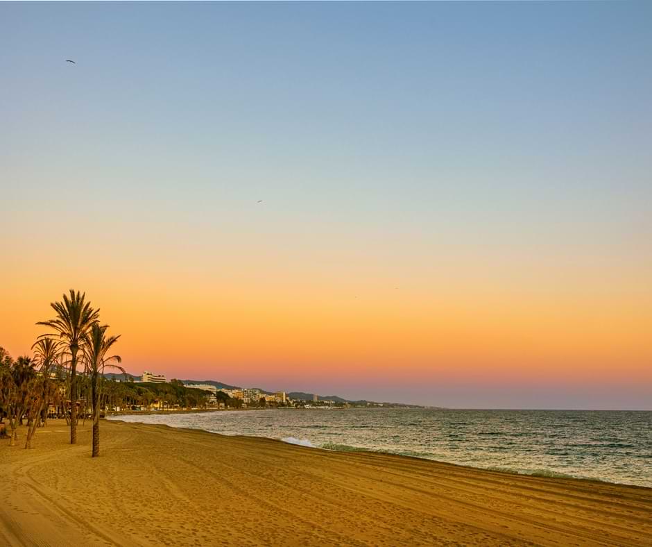 Puesta del sol en la playa de Marbella