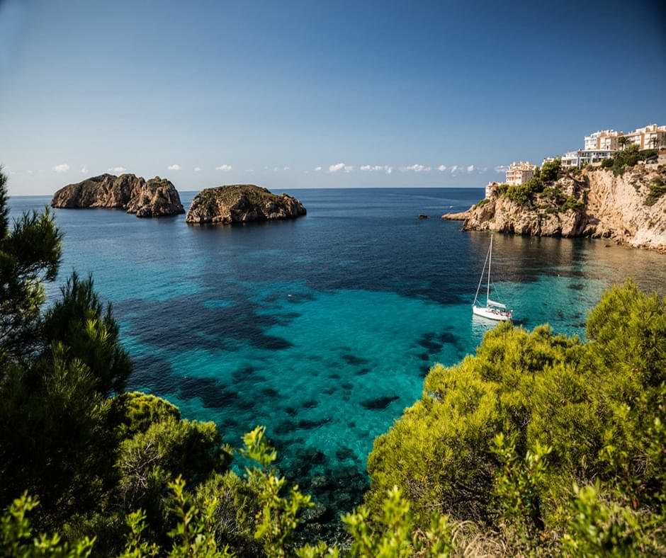Admira las aguas turquesas de las Islas Malgrats