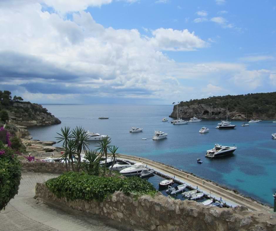 Parada en Cala Portals Vells con tu barco de alquiler en Palma de Mallorca