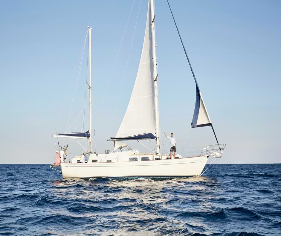 Velero de alquiler navegando en el mar