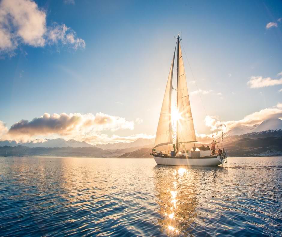 Navegación en un velero en el atardecer