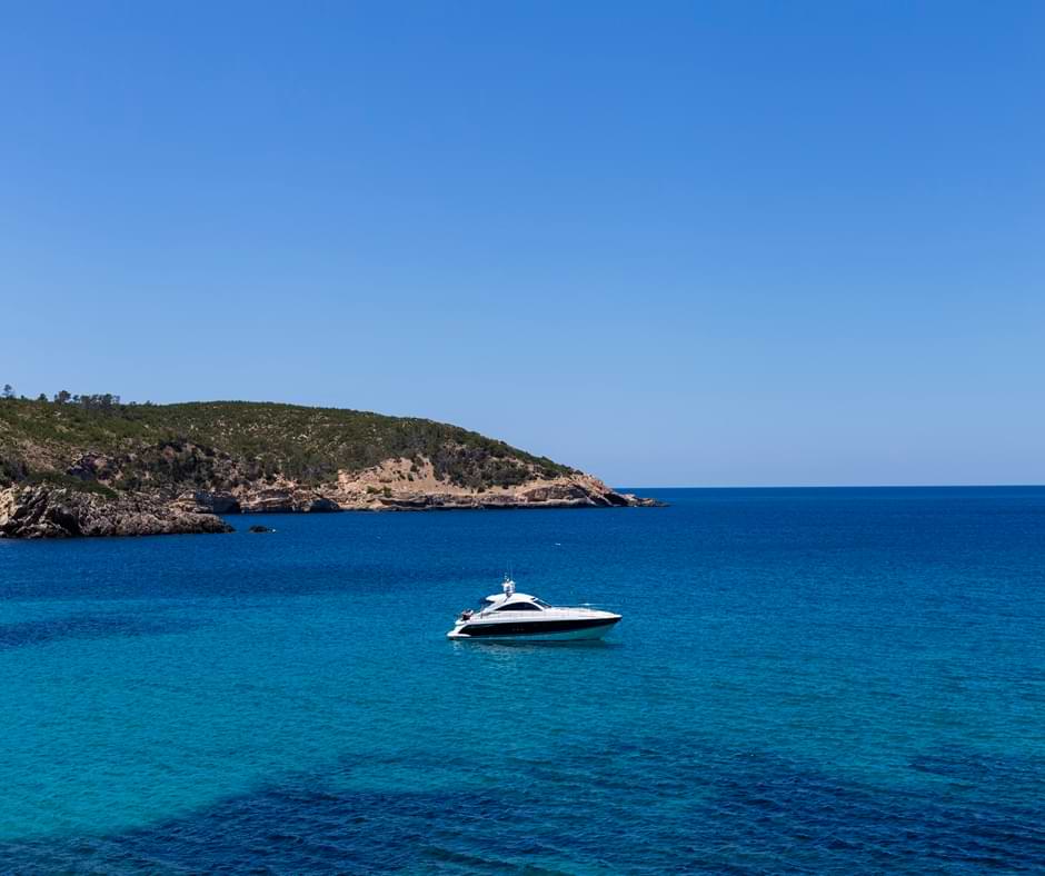 Yate en el mar de Ibiza