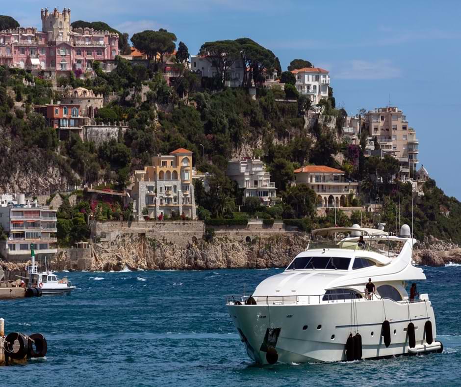 Yate por la bahía de Niza en Francia