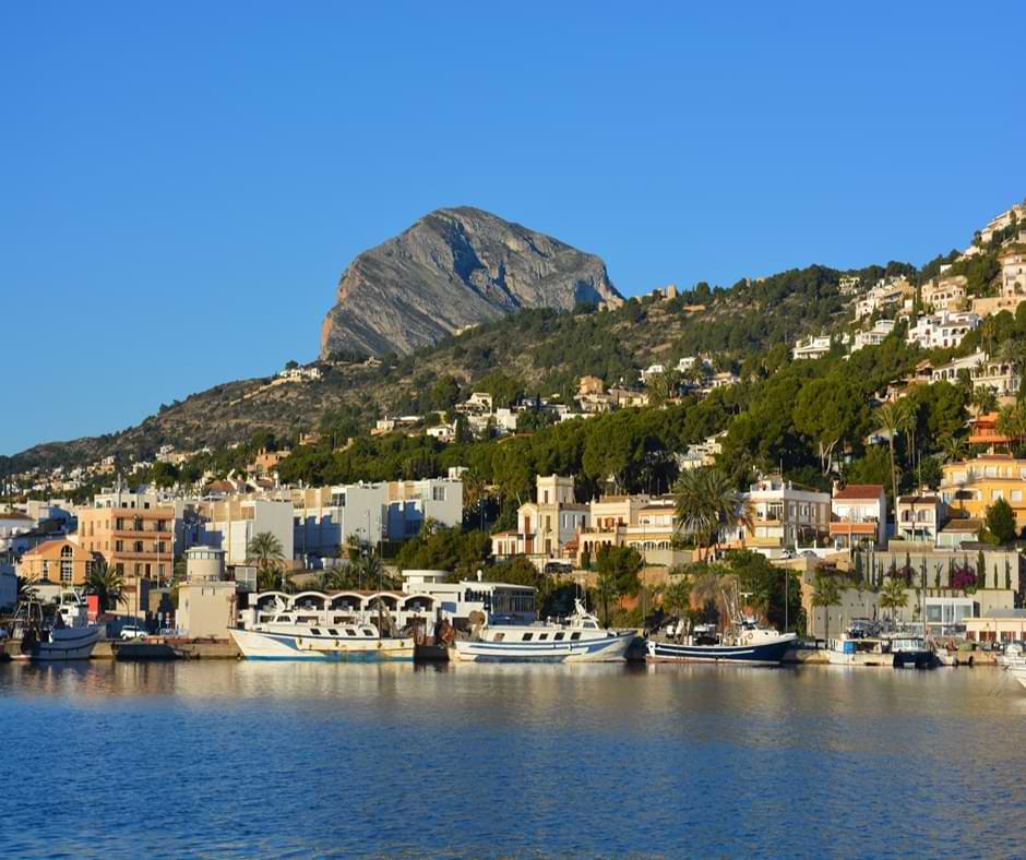 El puerto de Jávea y el Montgó