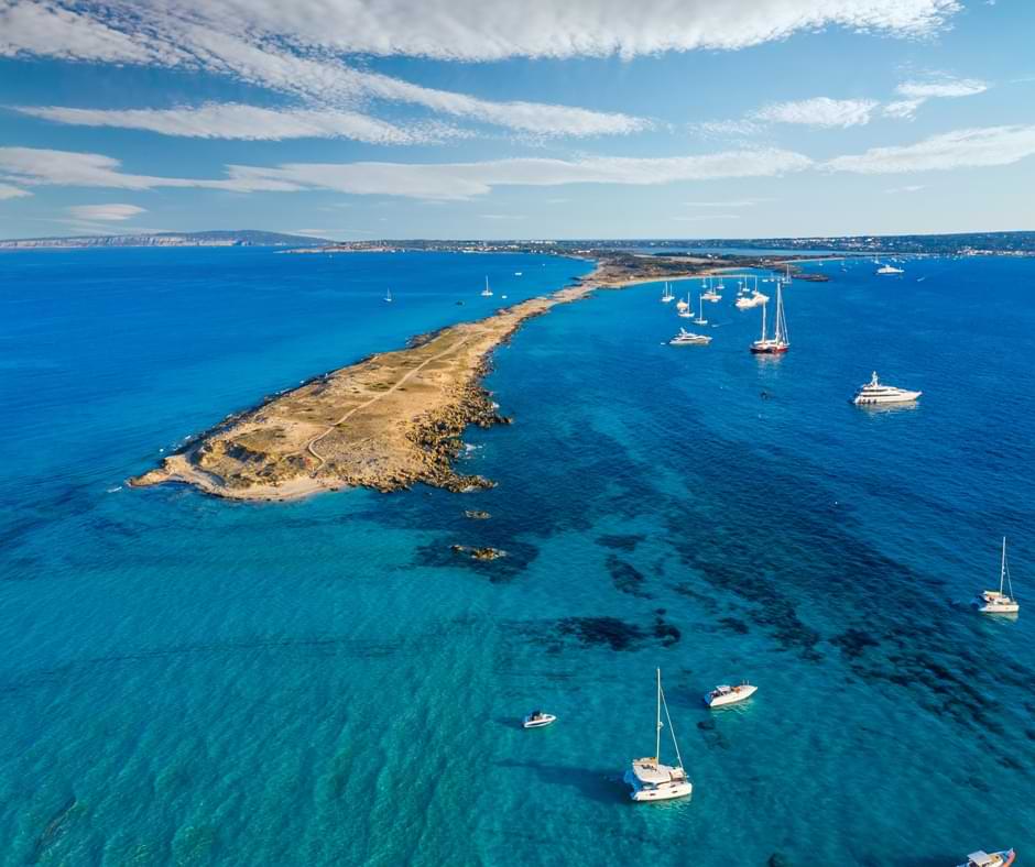 Barcos cerca de la isla de Formentera