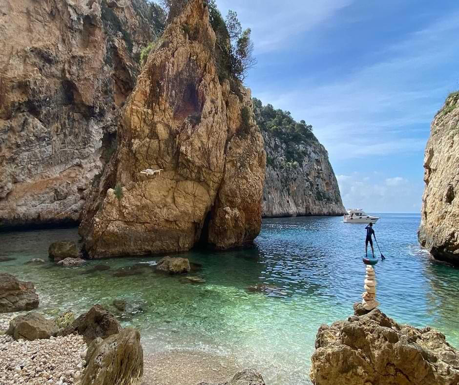 Cala en Caló y sus aguas transparentes