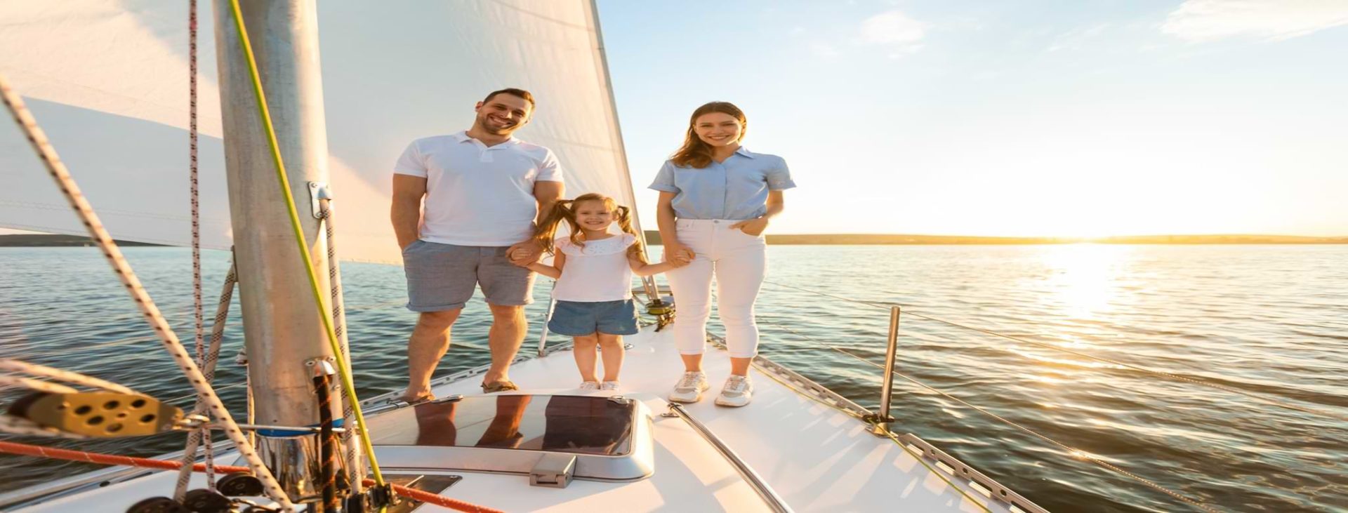 Familia en su barco de alquiler en Denia