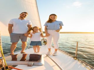 Familia en su barco de alquiler en Denia
