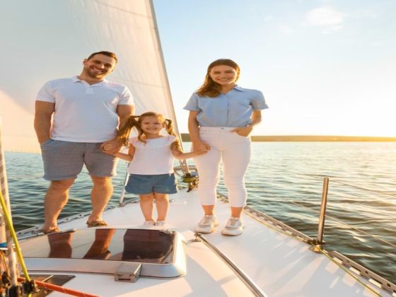 Familia en su barco de alquiler en Denia