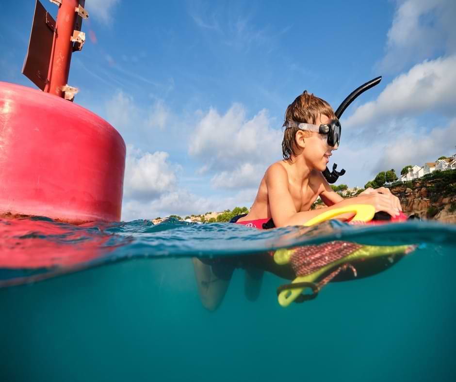 Niño haciendo snorkel en el mar en Denia