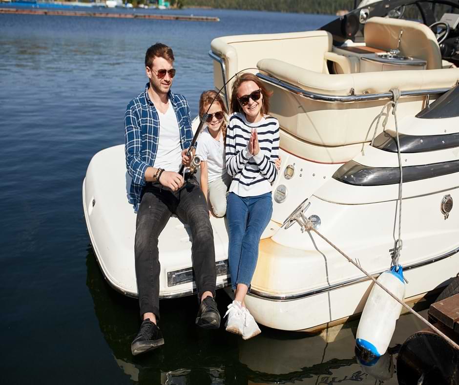 Familia pescando en su barco de alquiler en Denia