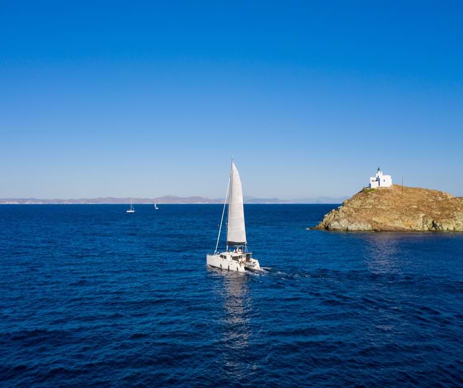 Catamarán en el mar Mediterráneo
