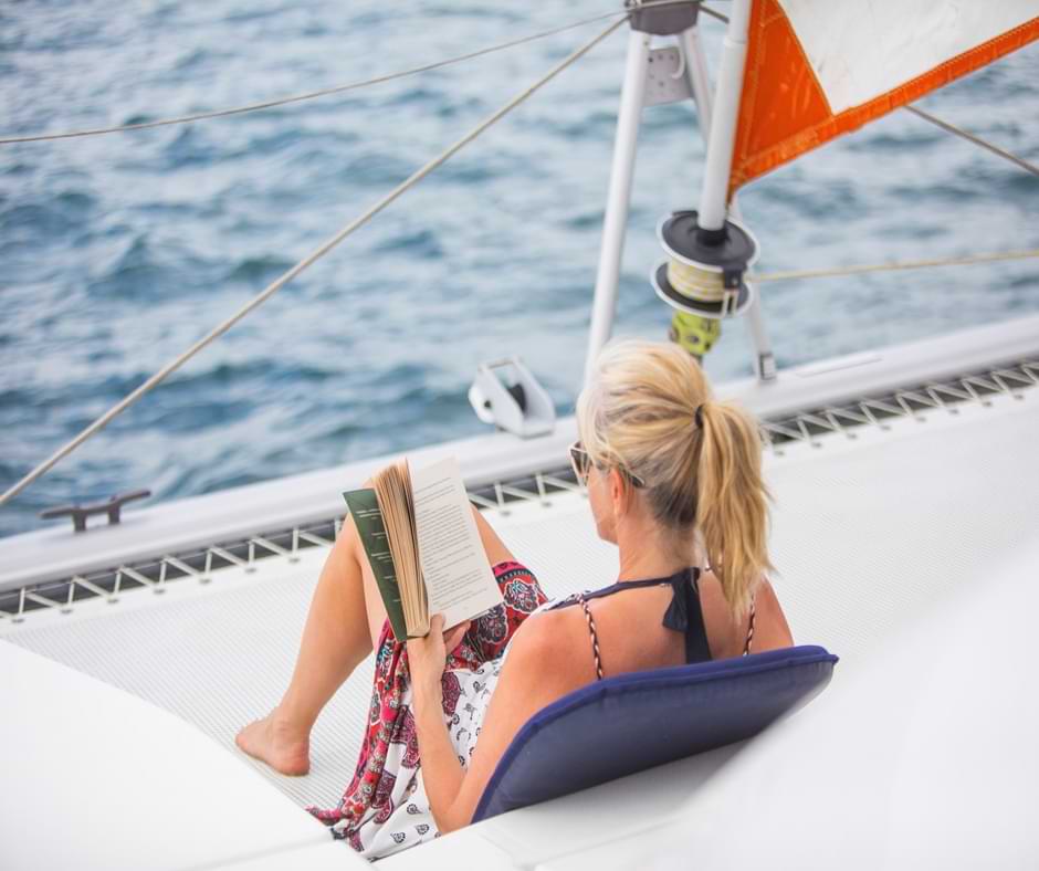Lectura en el catamarán con vista al mar