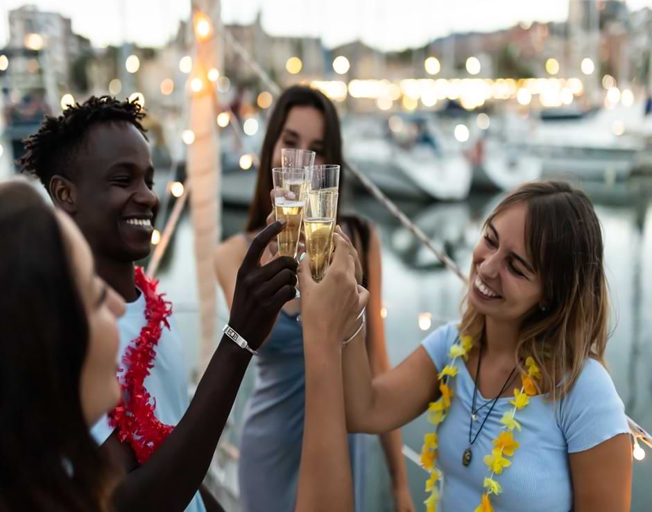 Fiesta en un barco de alquiler en Barcelona