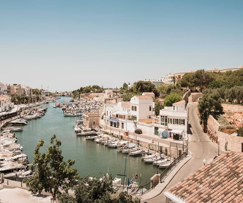 Descubre la ciudad de Ciutadella con tu alquiler de barco en Menorca