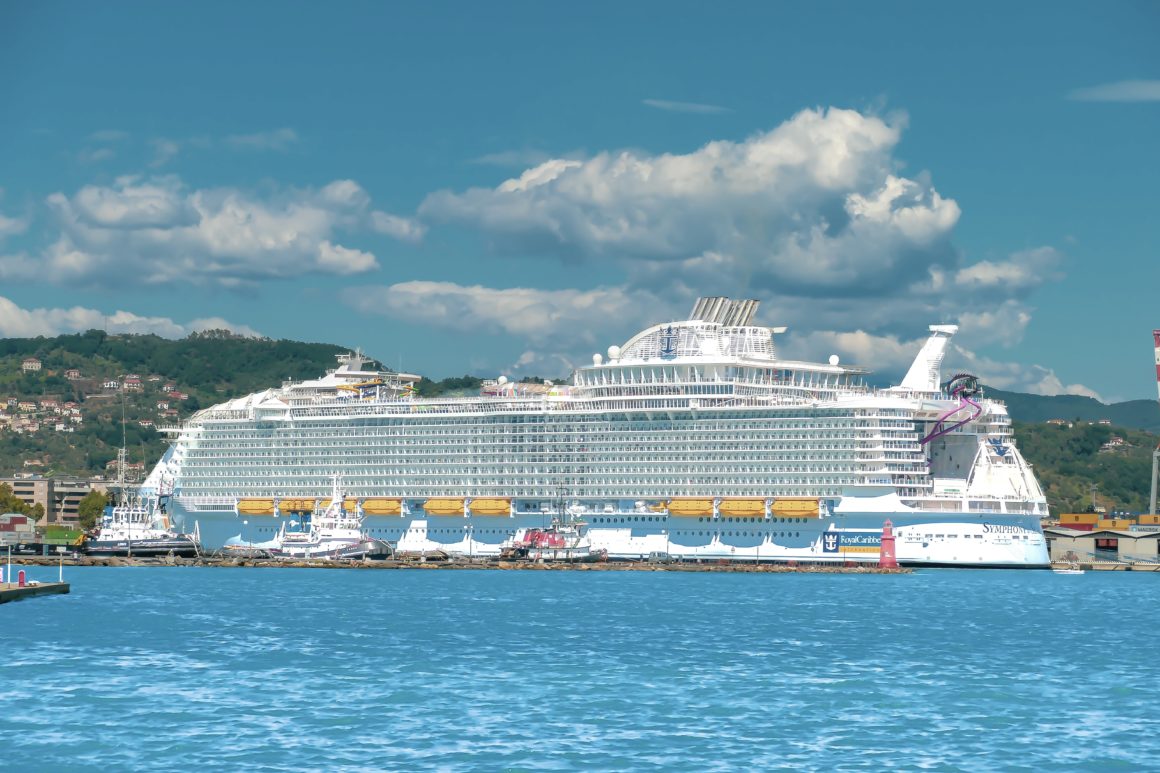 El inmenso crucero Symphony of the Seas atracado en puerto.