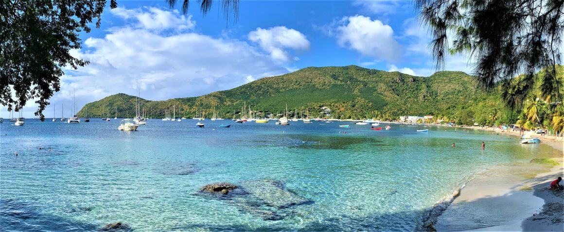 Veleros anclados en una bahía.