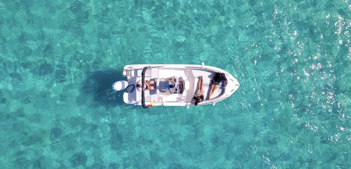 Pequeño barco en agua turquesa.