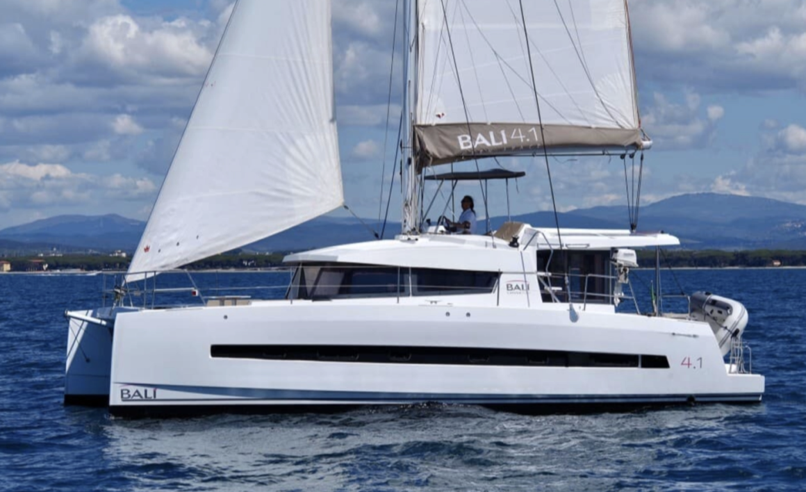 Catamarán navegando a toda vela.
