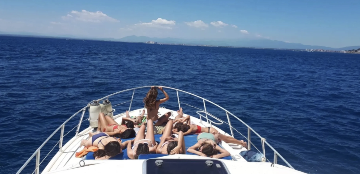 Grupo de chicas tomando sol.