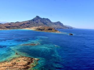 Costa turquesa y montañas Creta.