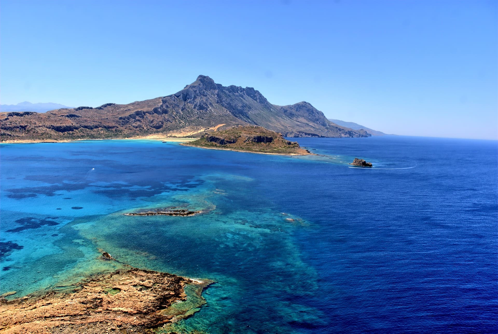 Costa turquesa y montañas Creta.
